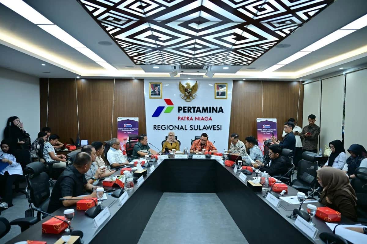 Peserta rapat duduk mengelilingi meja di ruangan berlogo Pertamina Patra Niaga Regional Sulawesi
