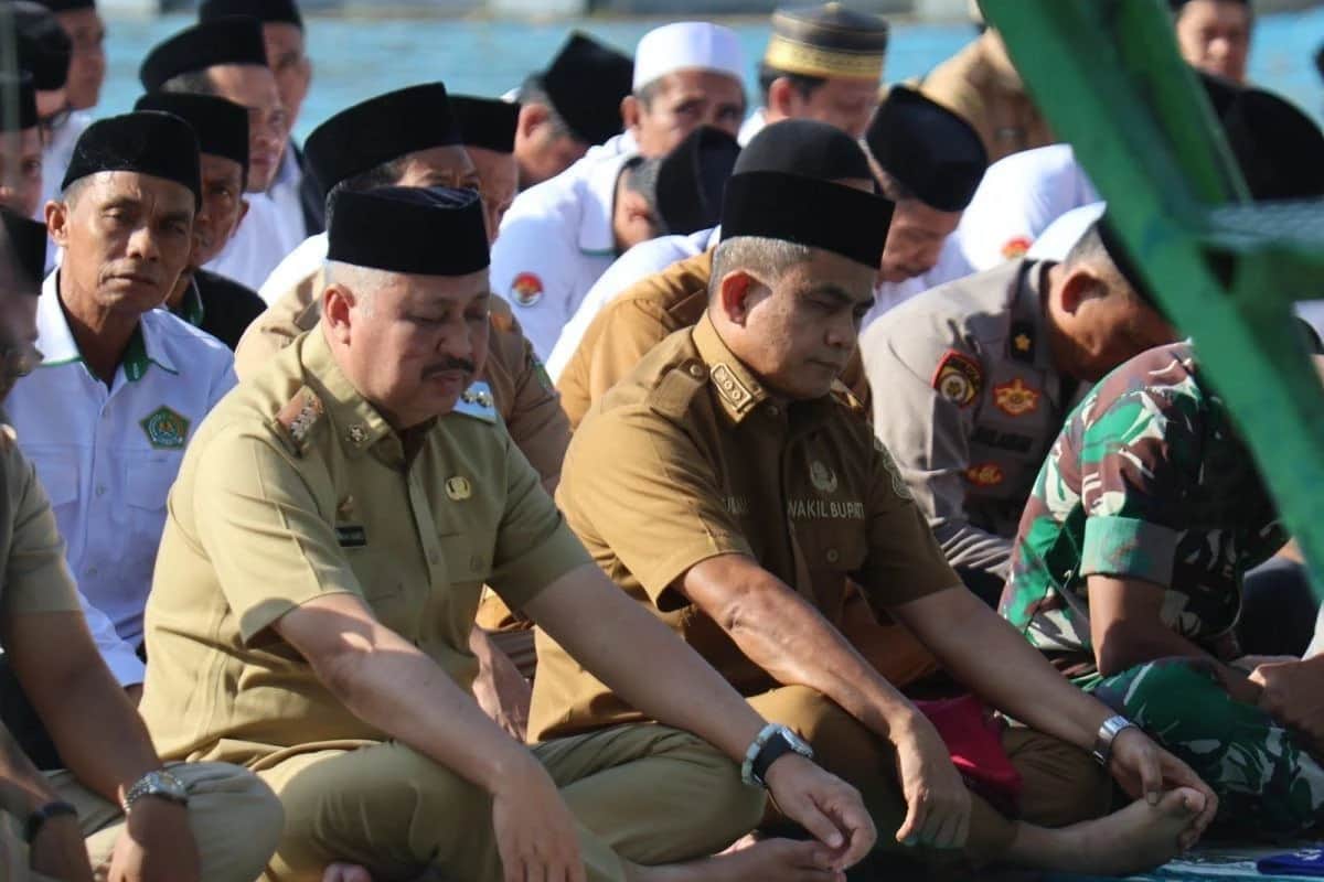 Jemaah Shalat Istisqa memenuhi halaman Kantor Bupati Pinrang saat kemarau memanjang