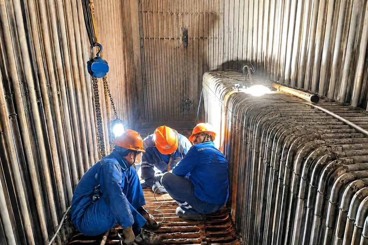 Petugas PLN melakukan pemeliharaan fasilitas sistem kelistrikan di Sulbagsel