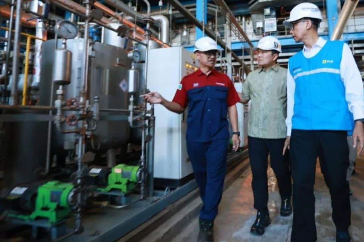 Tiga pejabat berhelm meninjau peralatan pembangkit di PLTU Jeneponto