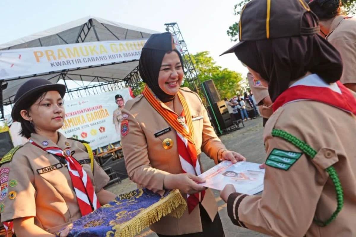 Fatmawati Rusdi menyerahkan piagam kepada anggota Pramuka Garuda Kwarcab Kota Makassar di Pantai Akkarena