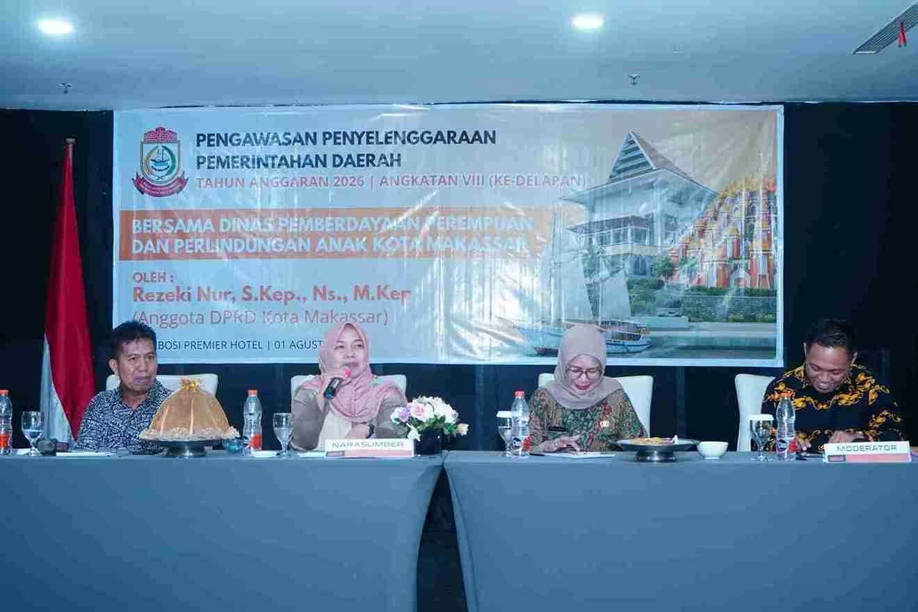 Rezeki Nur bersama narasumber DP3A Makassar saat forum pengawasan penyelenggaraan pemerintahan daerah di Wajo