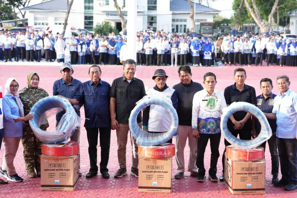 Petani menerima bantuan pompa air dari Kementan di Sidrap