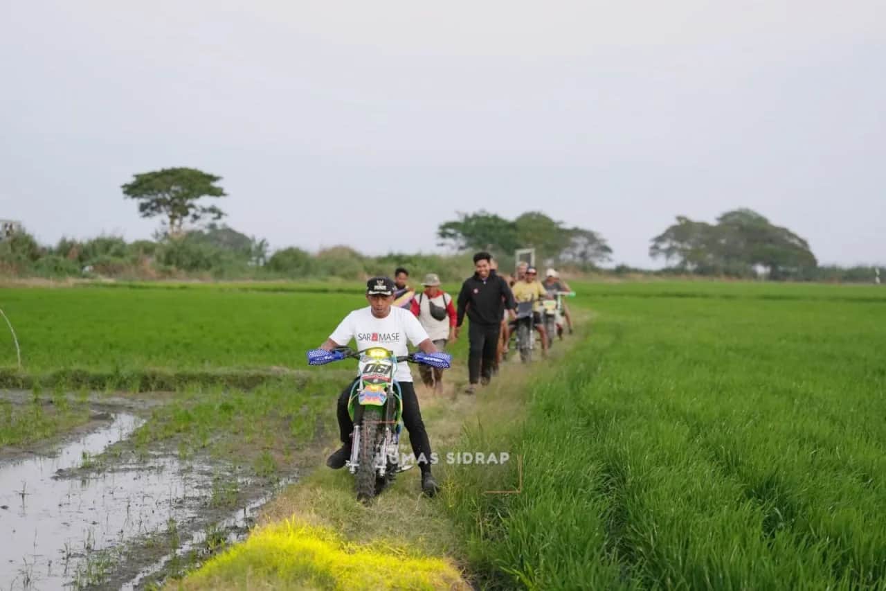 Bupati Sidrap Syaharuddin Alrif meninjau sawah Arateng yang terdampak kekeringan