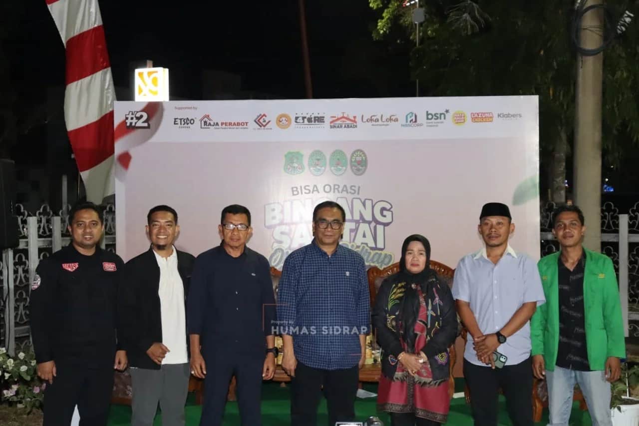 Nurkanaah bersama narasumber dan peserta di depan latar kegiatan Bisa Orasi