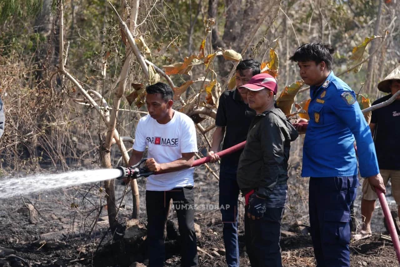 Bupati Sidrap Syaharuddin Alrif berada di lokasi kebakaran bersama petugas Damkar di Lawawoi