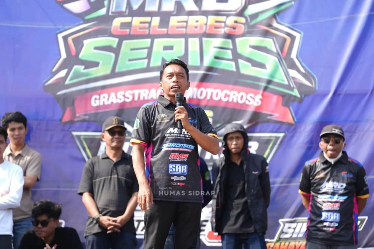 Syaharuddin Alrif berbicara di depan latar MRD Celebes Series Grasstrack dan Motocross