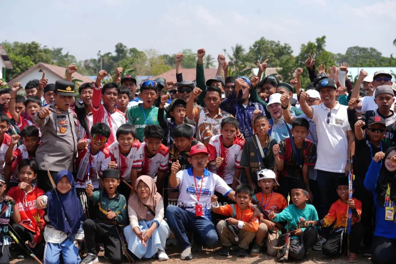 Bupati Sidrap berfoto bersama peserta panahan di Lapangan Andi Cammi, Rappang