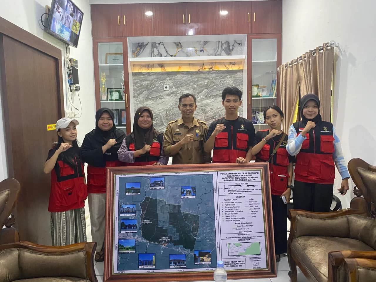 Mahasiswa KKN Unhas menyerahkan peta Desa Taccimpo kepada pemerintah desa di Dua Pitue Sidrap