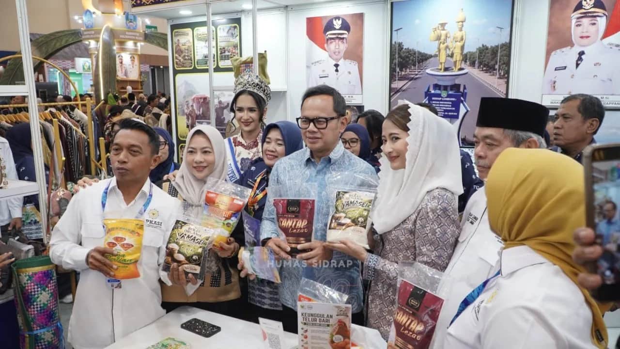 Wamendagri Bima Arya melihat produk lokal di stan Sidrap pada AOE 2026