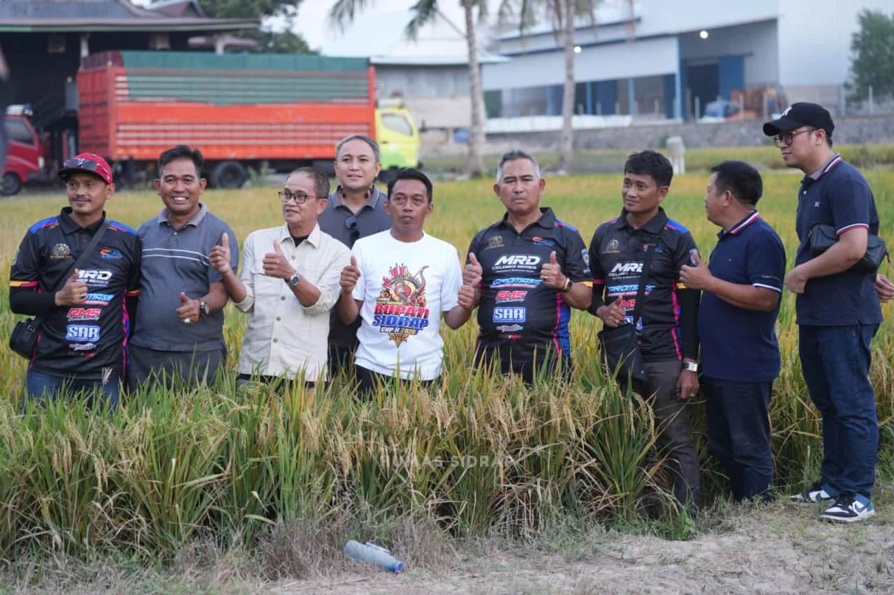 Rombongan kunjungan Sidrap dan Tarakan berfoto di tepi persawahan Talumae