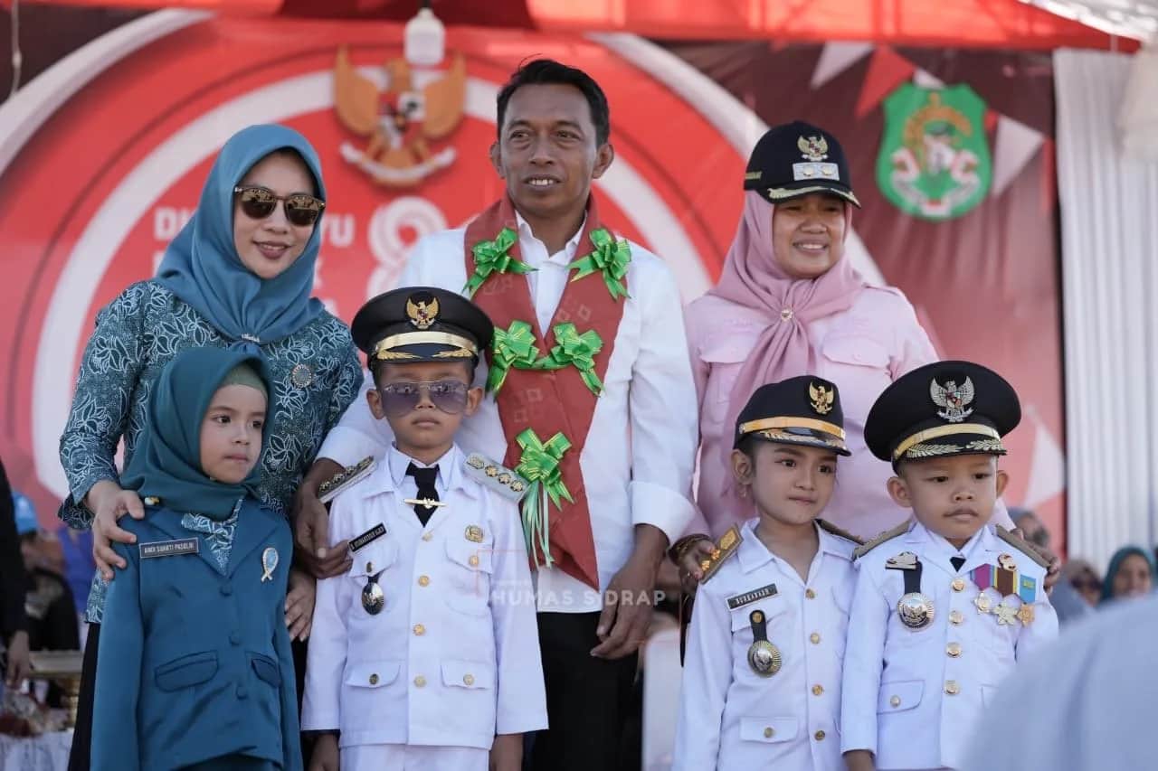 Syaharuddin Alrif meninjau ikon jalan bersih dan membuka karnaval HUT RI di Tellu Limpoe