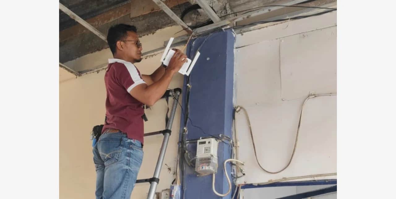 Petugas Diskominfo Sidrap memasang perangkat WiFi publik di Pasar Empagae