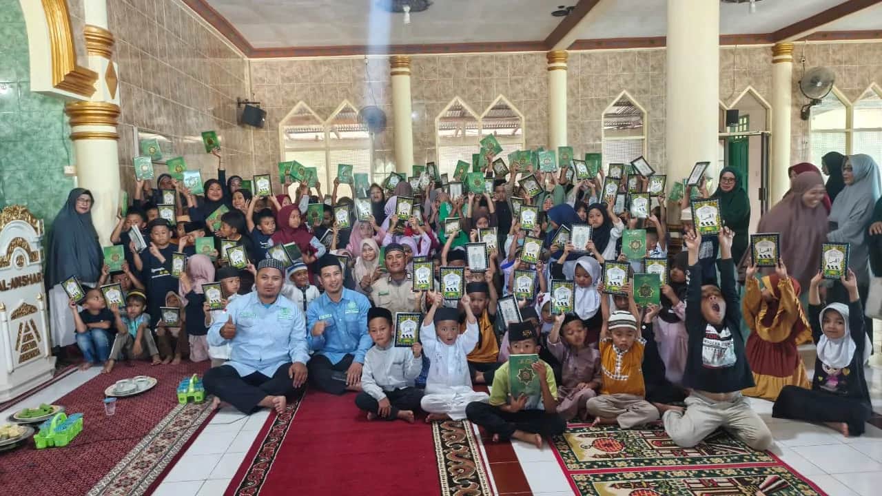 Penyaluran Al-Qur'an dan Iqro untuk santri TK TPA di Sinjai Barat