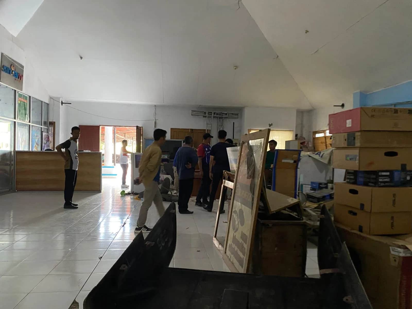 ASN Diskominfo Sinjai membersihkan aula kantor saat kerja bakti