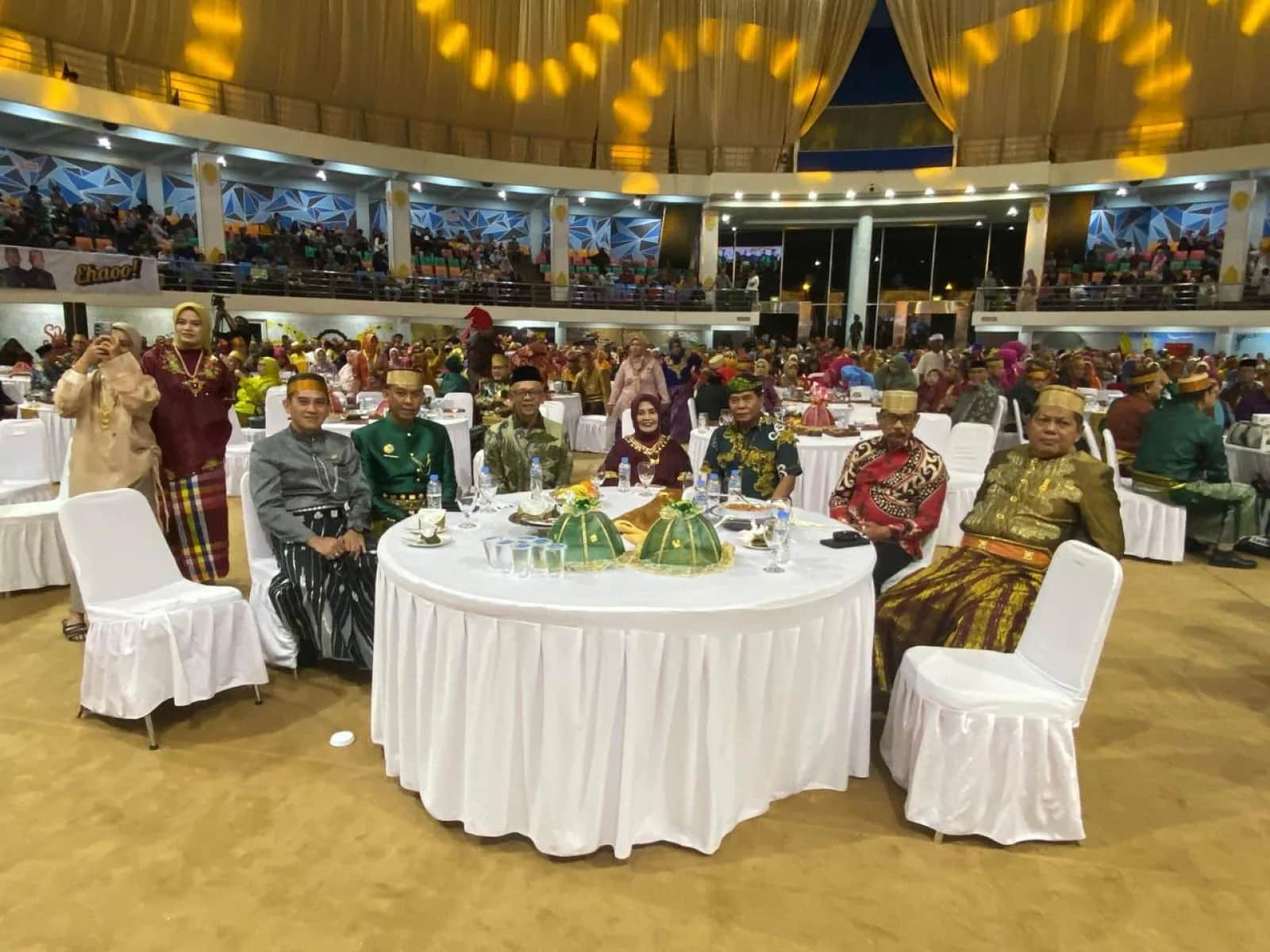 Ratnawati Arif dan Mahyanto Mazda menghadiri pelantikan HIMAS Kaltim di Balikpapan