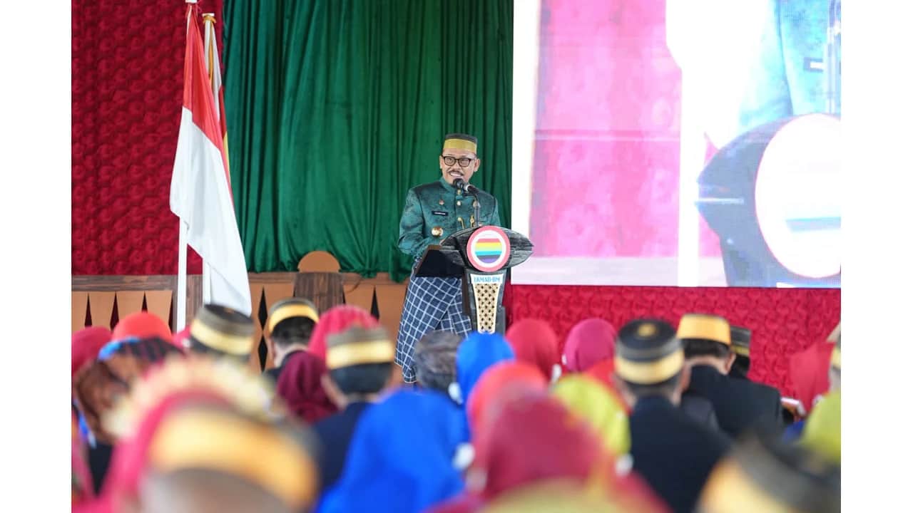 Gubernur Sulbar Suhardi Duka menerima gelar adat Balanipa di Buttu Ciping, Tinambung