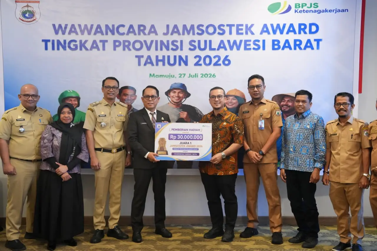 Pejabat Pemprov Sulbar dan BPJS Ketenagakerjaan berfoto pada forum Jamsostek Award 2026 di Mamuju