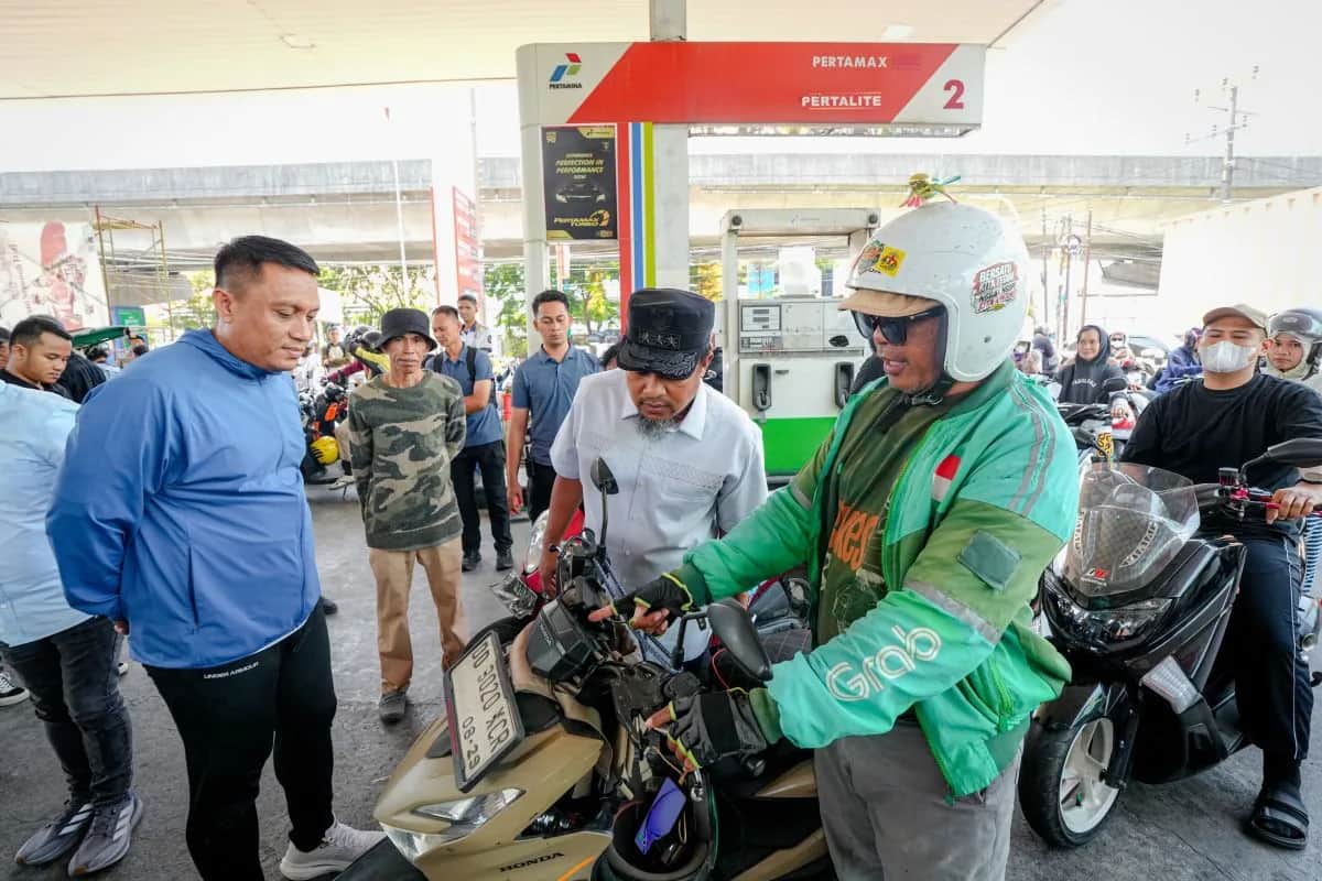 Gubernur Sulsel dan Wali Kota Makassar meninjau pengisian BBM di SPBU