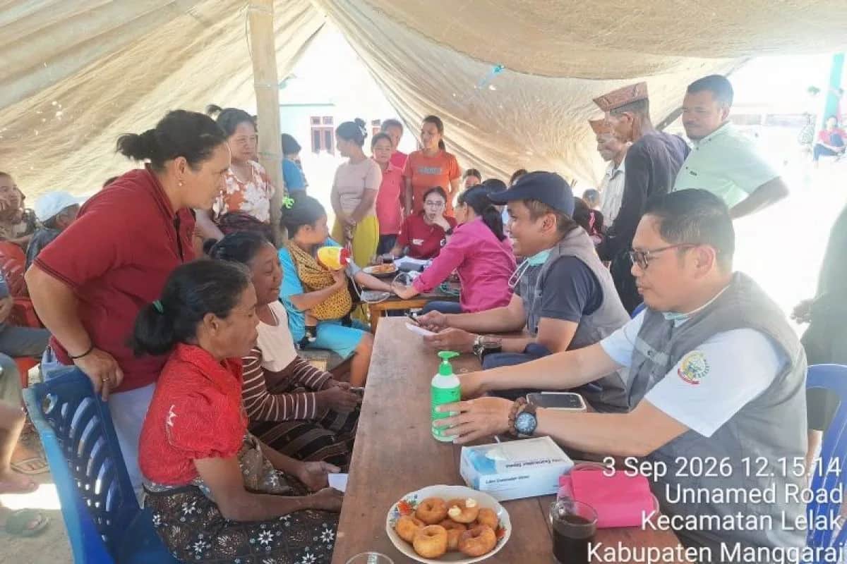 Tim kesehatan Pemprov Sulsel memberi layanan medis pascagempa di Manggarai