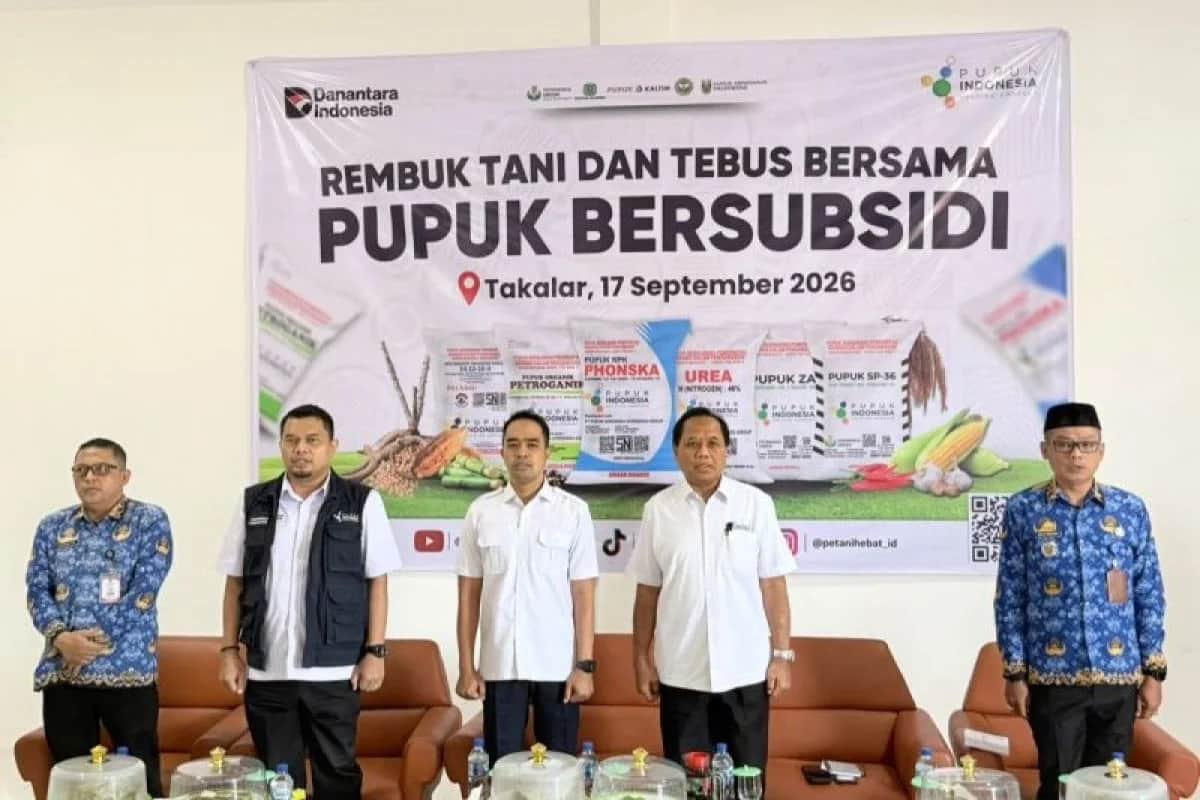 Lima peserta berdiri di depan spanduk Rembuk Tani dan Tebus Bersama Pupuk Bersubsidi Takalar