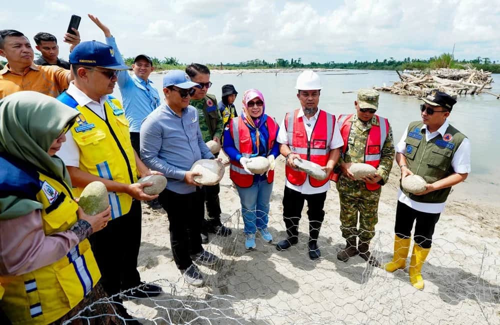 Gubernur Sulsel bersama forkopimda memulai pembangunan tanggul Sungai Rongkong di Luwu Utara