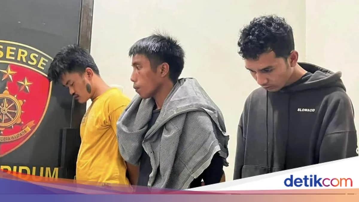 Tiga pria menunduk di ruang Satuan Reserse Kriminal Polres Toraja Utara