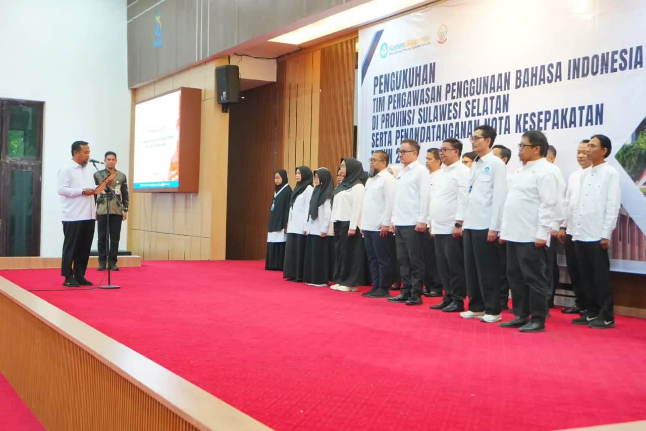 Gubernur Sulsel Andi Sudirman Sulaiman mengukuhkan Tim Pengawasan Penggunaan Bahasa Indonesia di Makassar