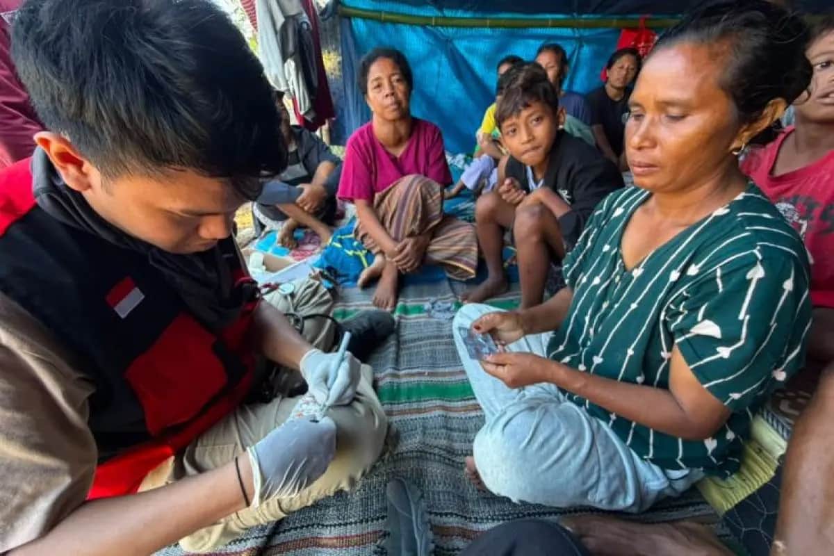 Mahasiswa KKN Tanggap Bencana Unhas memberi layanan kesehatan di Manggarai Timur