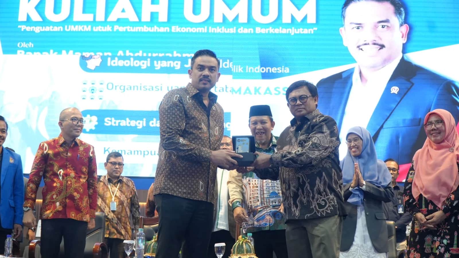 Maman Abdurrahman bersama jajaran Unismuh pada penyerahan cendera mata dalam kuliah umum