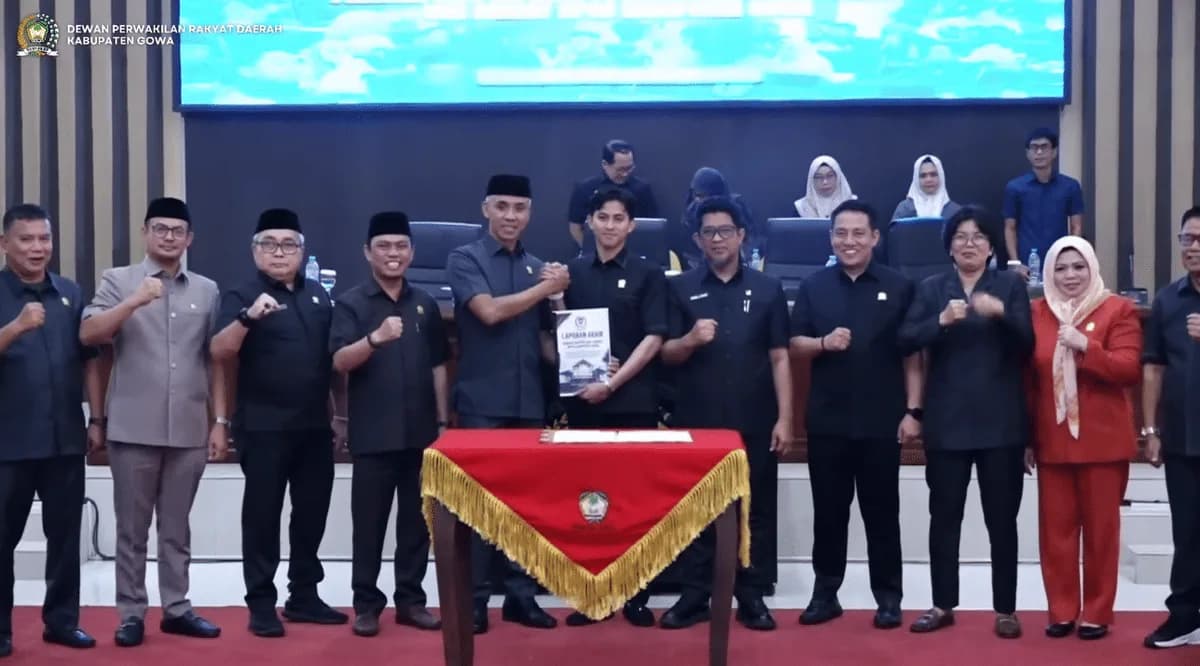 Anggota Pansus dan pimpinan DPRD Gowa berdiri sambil menunjukkan laporan hak angket di ruang paripurna