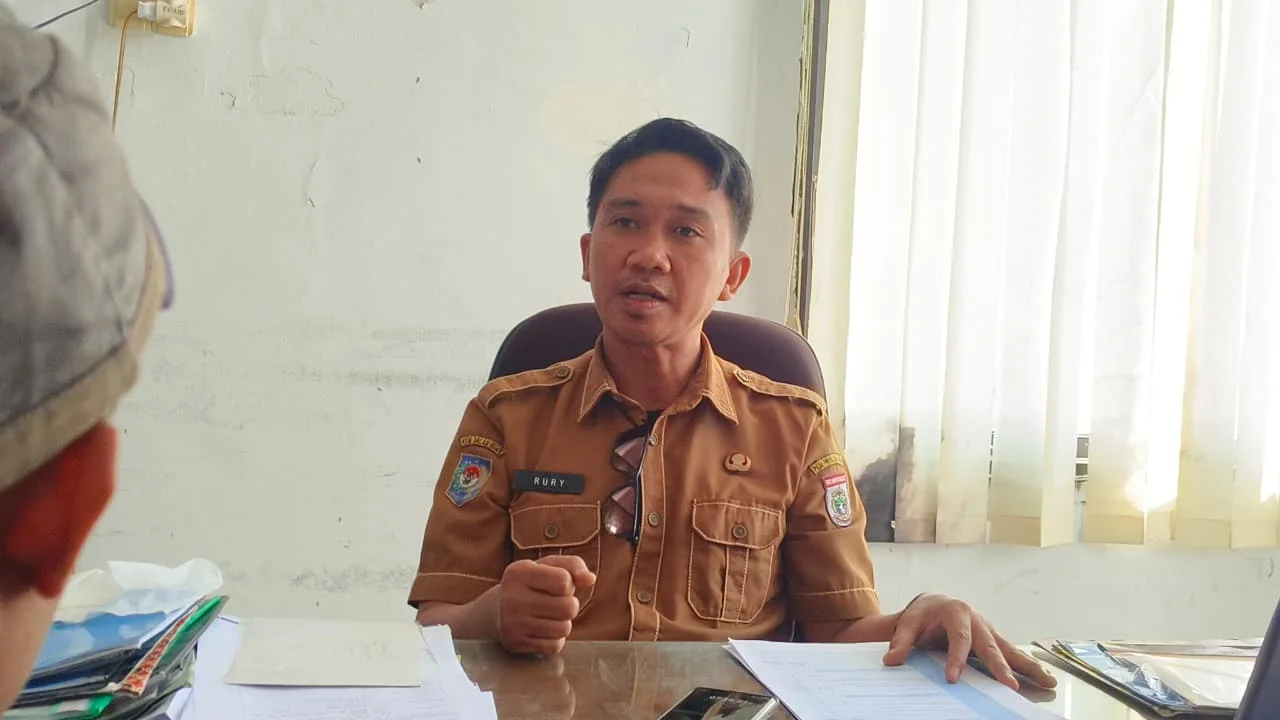 Qamaruddin Kamil menjelaskan program listrik gratis di kantor Dinas ESDM Sulawesi Barat