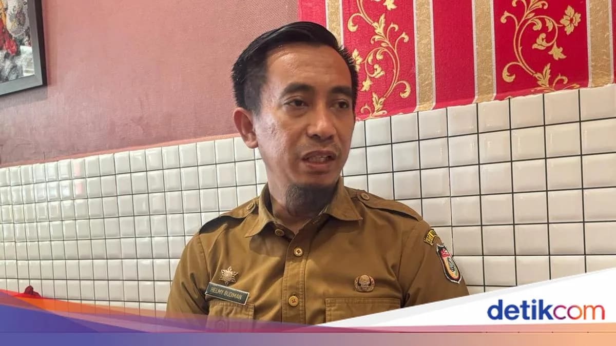 Kepala Dinas Lingkungan Hidup Makassar Helmy Budiman berbicara di dalam ruangan