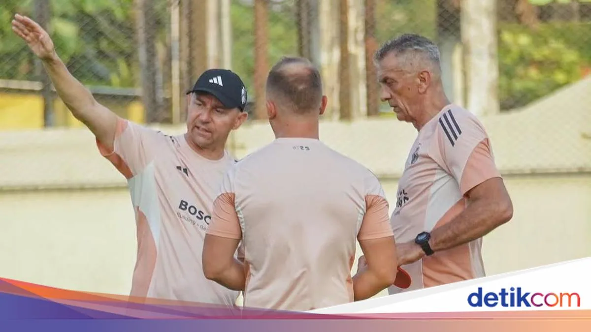 Darije Kalezic berbicara dengan dua anggota staf pelatih PSM Makassar di lapangan latihan