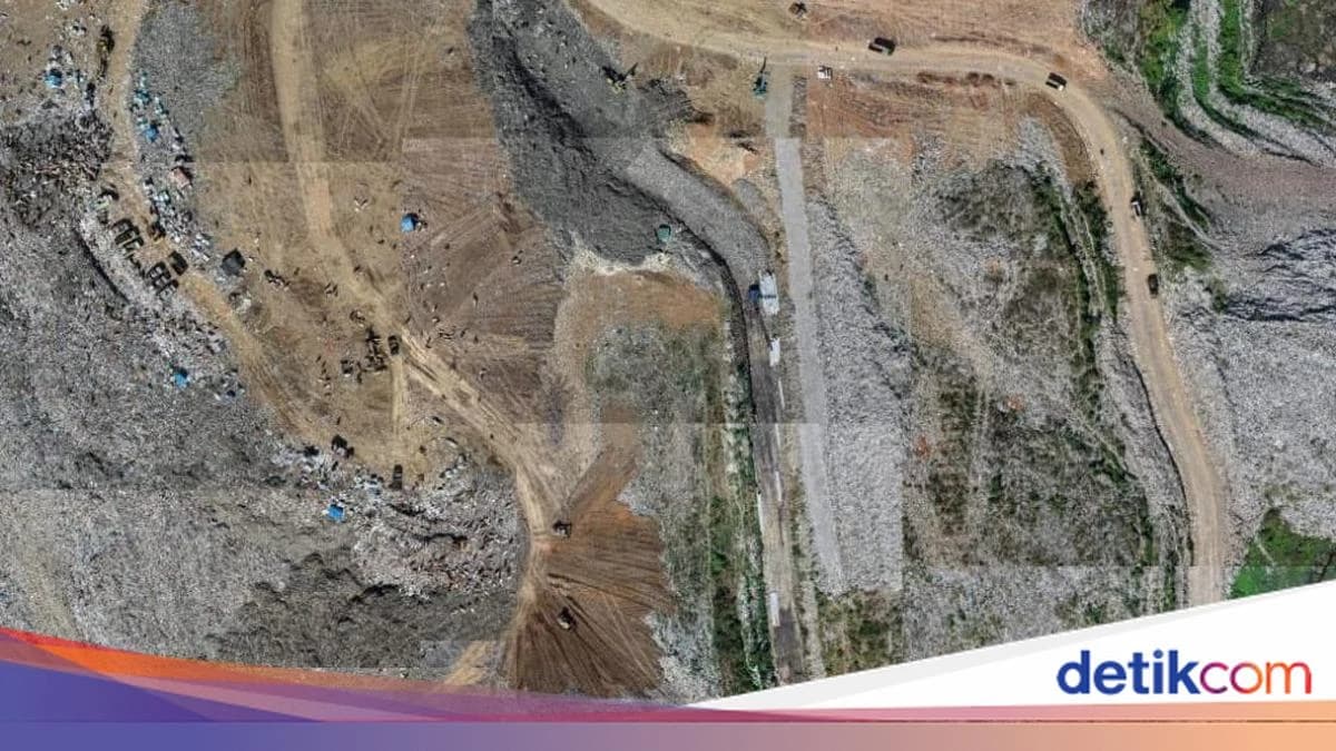 Foto udara timbunan, jalan, dan alat berat di Tempat Pemrosesan Akhir Tamangapa