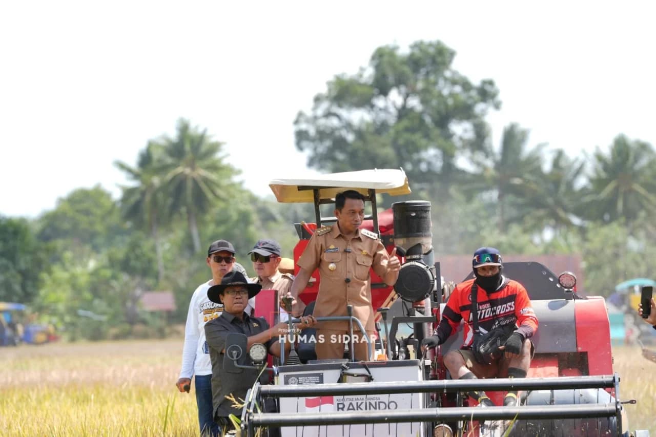 Bupati Sidrap Syaharuddin Alrif berinteraksi dengan mesin panen di Desa Bila Riase
