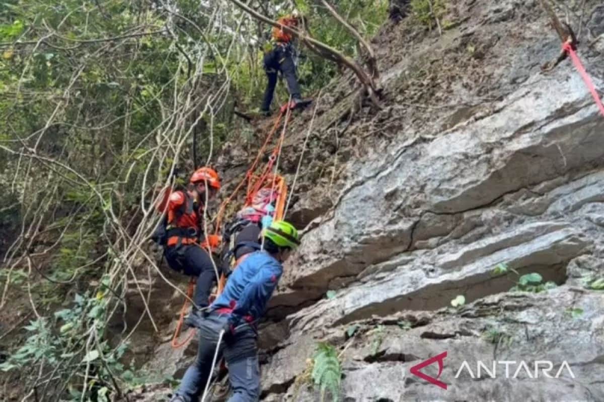 Tim SAR menurunkan mahasiswi dari tebing di Goa Kalibbong Alloa, Pangkep