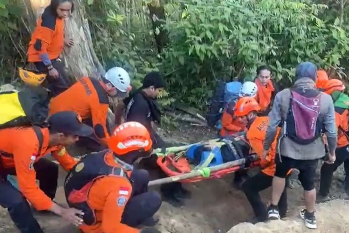 Tim SAR mengevakuasi pendaki yang cedera dari Pos 8 Gunung Bulu Baria di Gowa