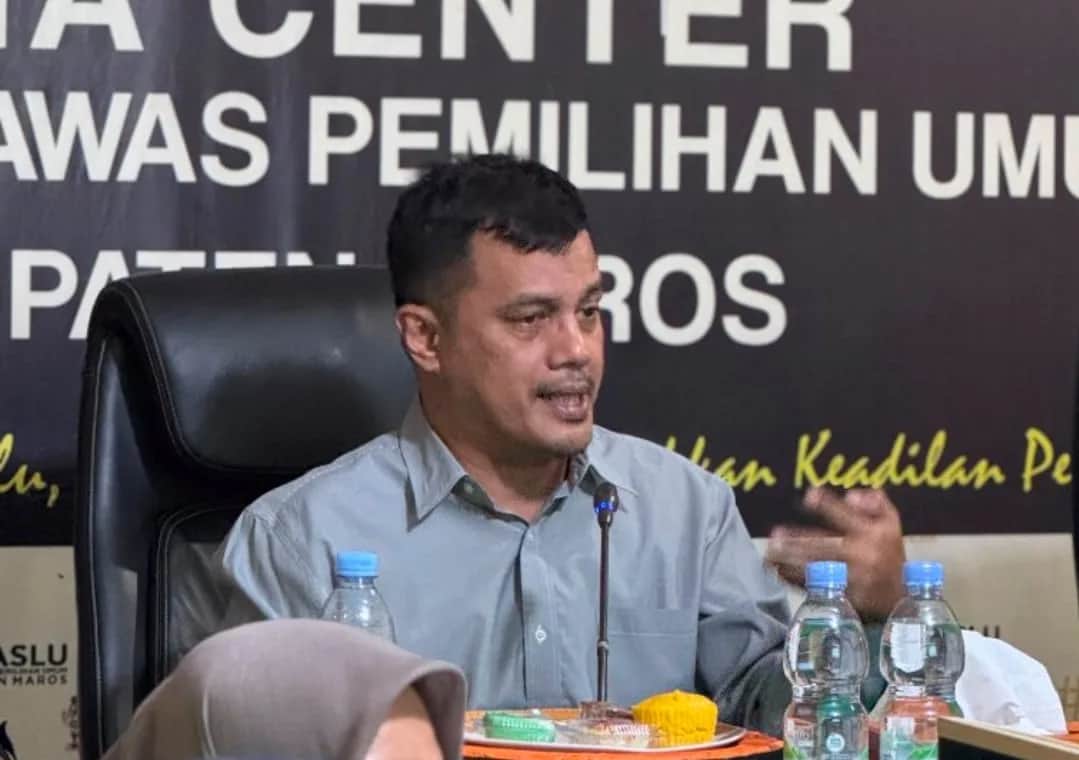 Anggota Bawaslu Sulsel Alamsyah memberi arahan pada evaluasi komunikasi publik di Media Center Bawaslu Maros
