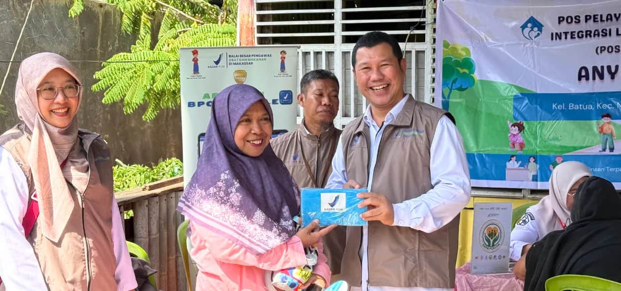 Kepala BBPOM Makassar memberi penyuluhan keamanan pangan kepada peserta lansia di Posyandu Anyelir Makassar