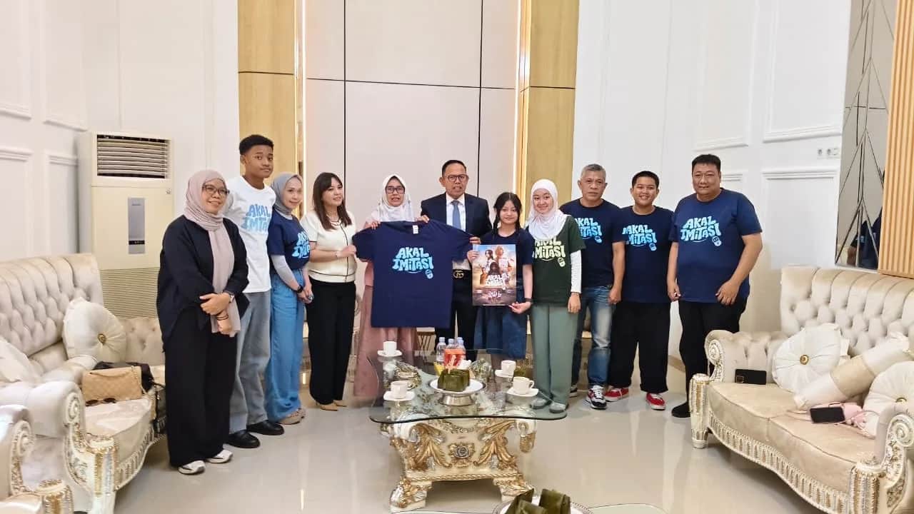 Wakil Bupati Bone menerima audiensi tim film Akal Imitasi di rumah jabatan
