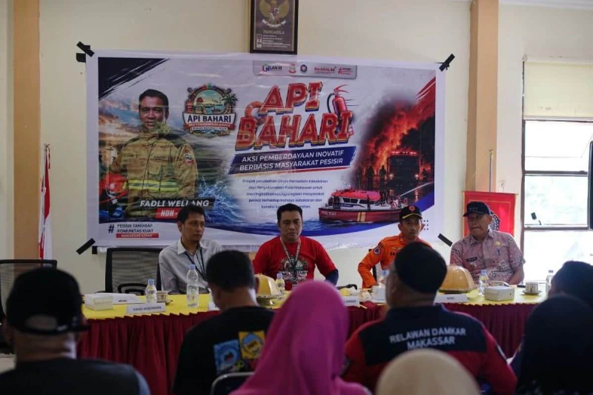 Petugas Damkarmat Makassar memperkenalkan Program API BAHARI bersama warga pesisir di Makassar