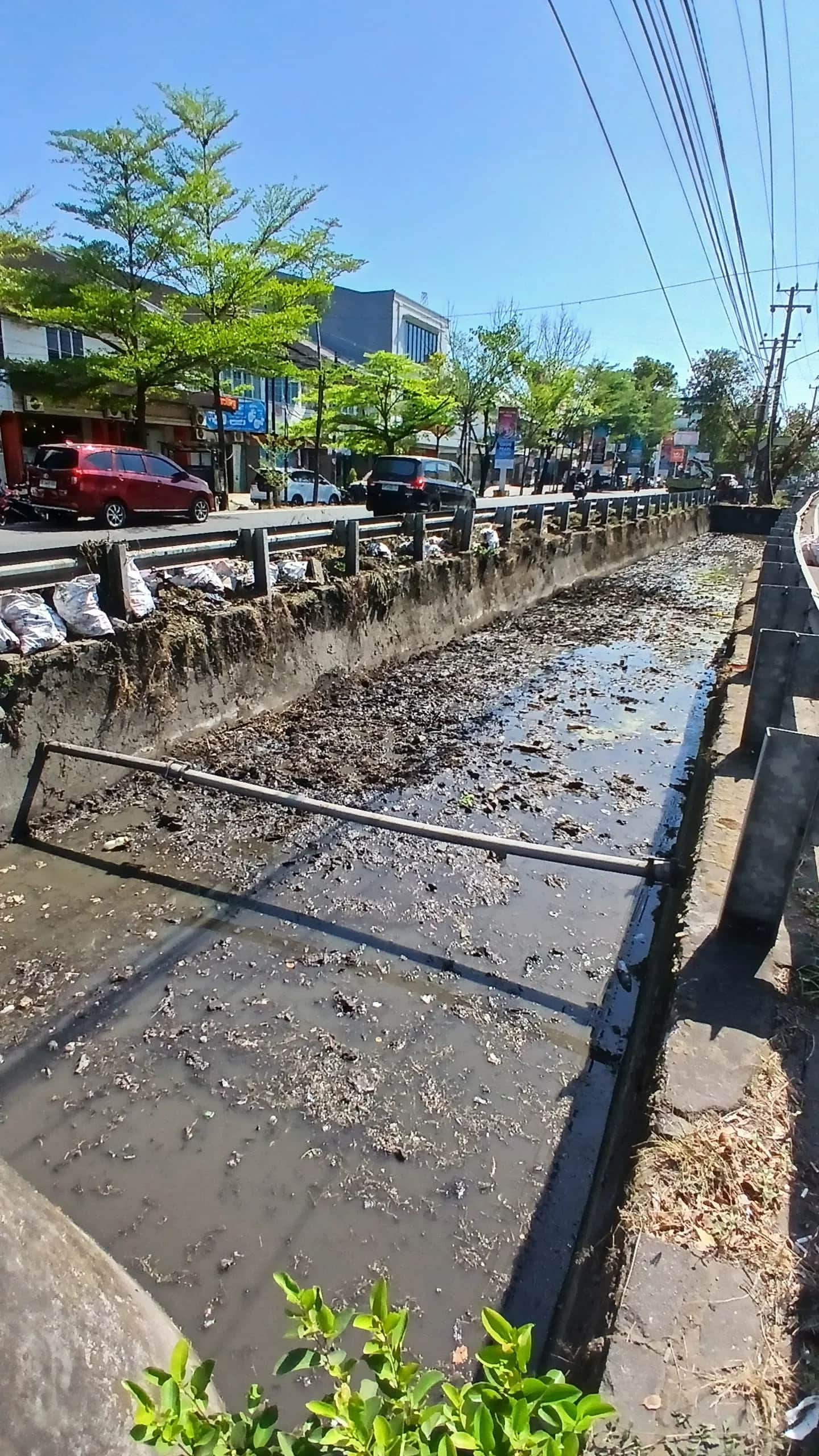 Satgas Drainase Dinas PU Makassar mengeruk sedimen saluran sekunder di Jalan Pengayoman