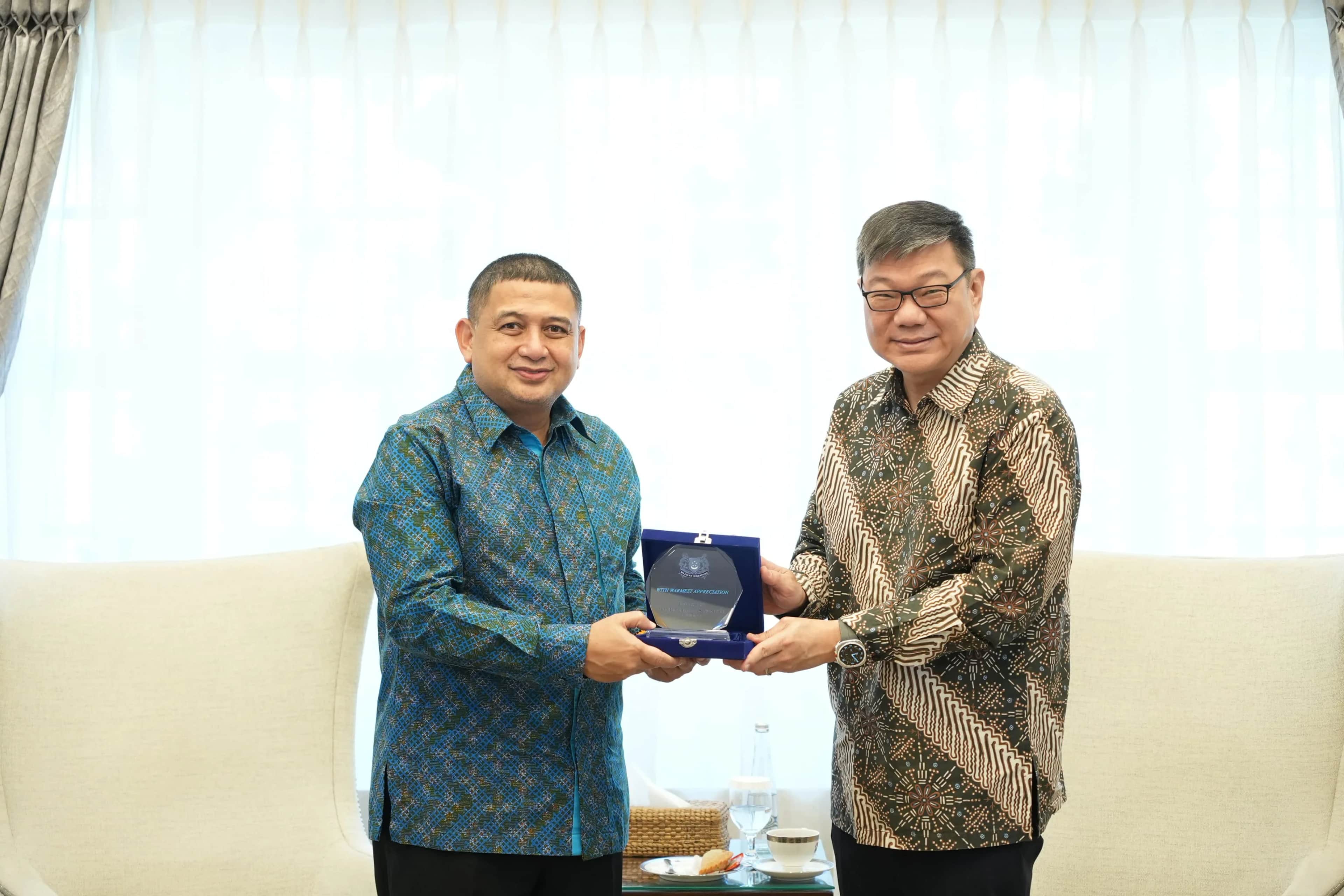 Munafri Arifuddin bertukar cenderamata dengan Dubes Singapura Kwok Fook Seng di Makassar