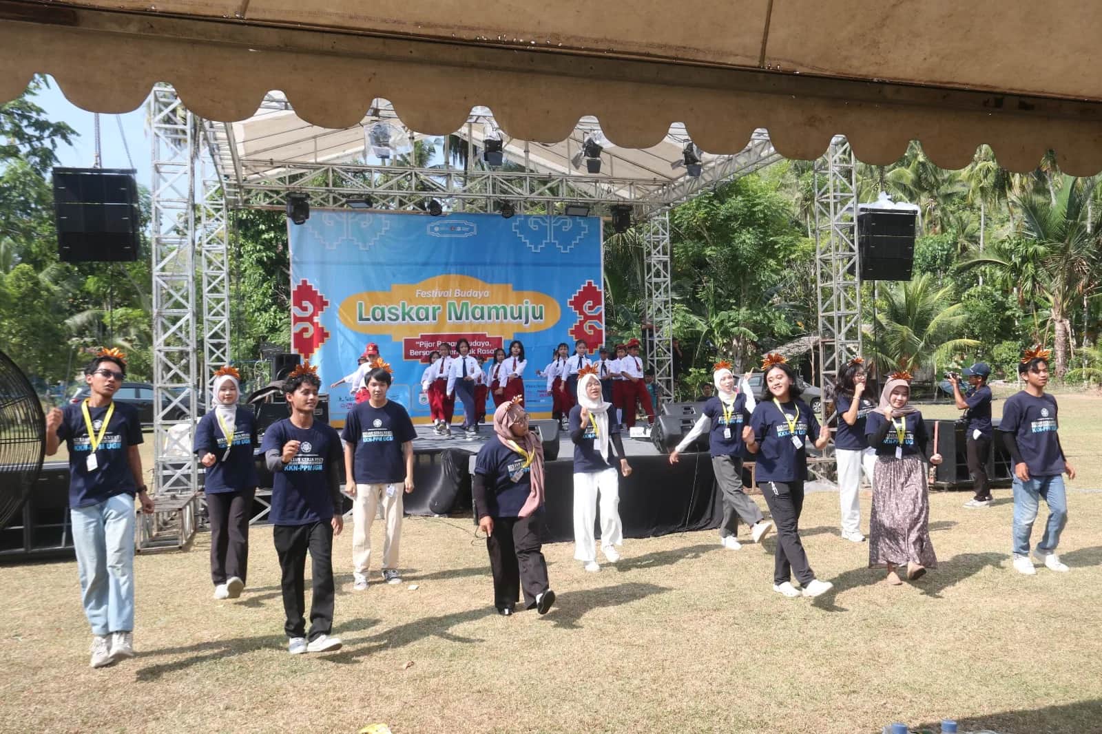 Seremoni pembukaan Festival Laskar Mamuju di Lapangan Sumare