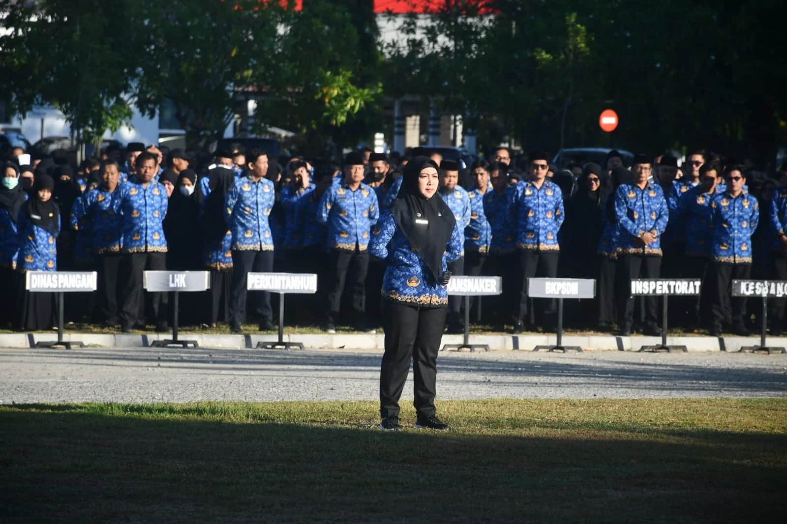 Sekda Sulbar Junda Maulana menyampaikan arahan kepada ASN saat upacara Hari Kesadaran Nasional di Mamuju
