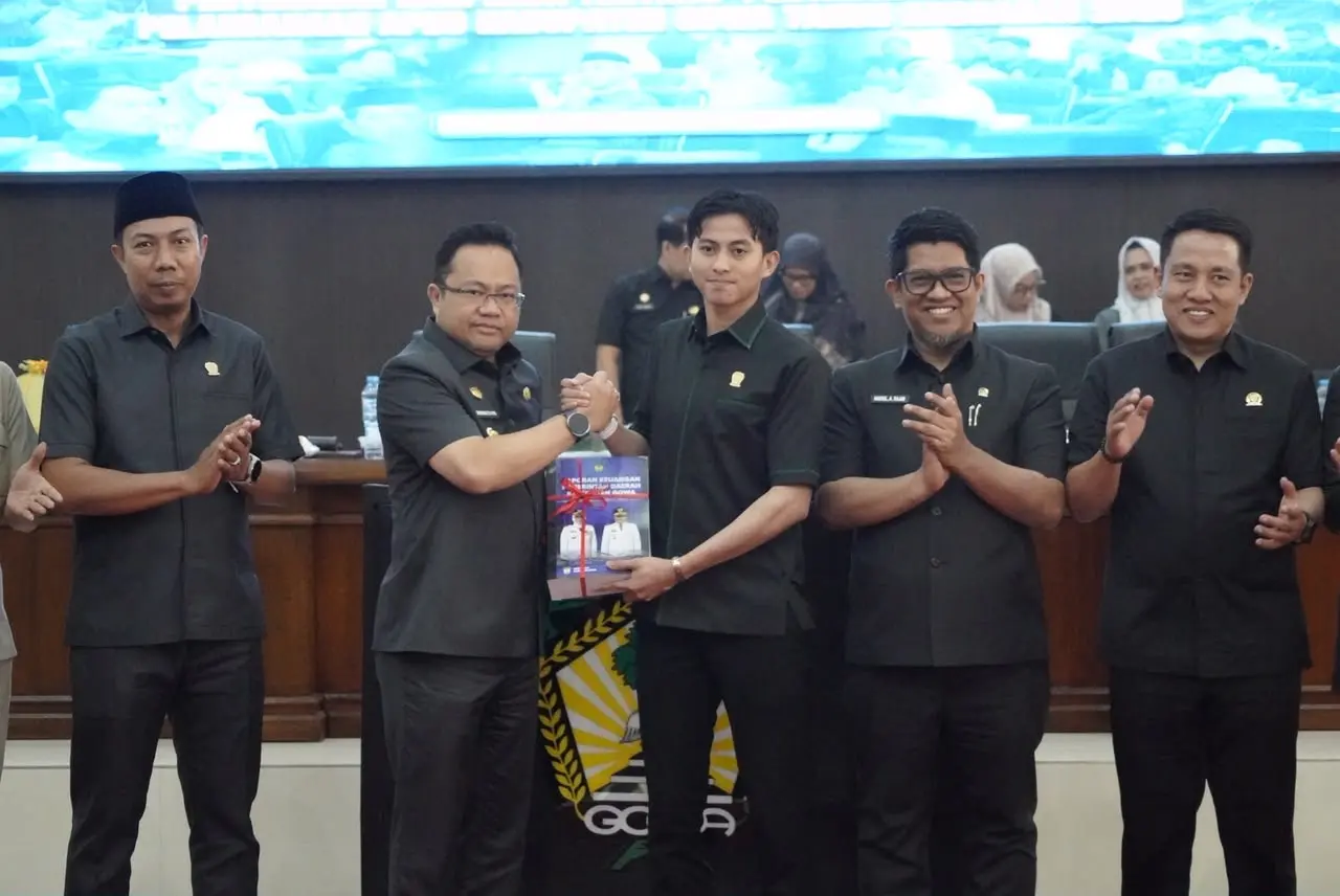 Wakil Bupati Gowa Darmawangsyah Muin menyerahkan laporan realisasi APBD 2025 dalam rapat paripurna DPRD