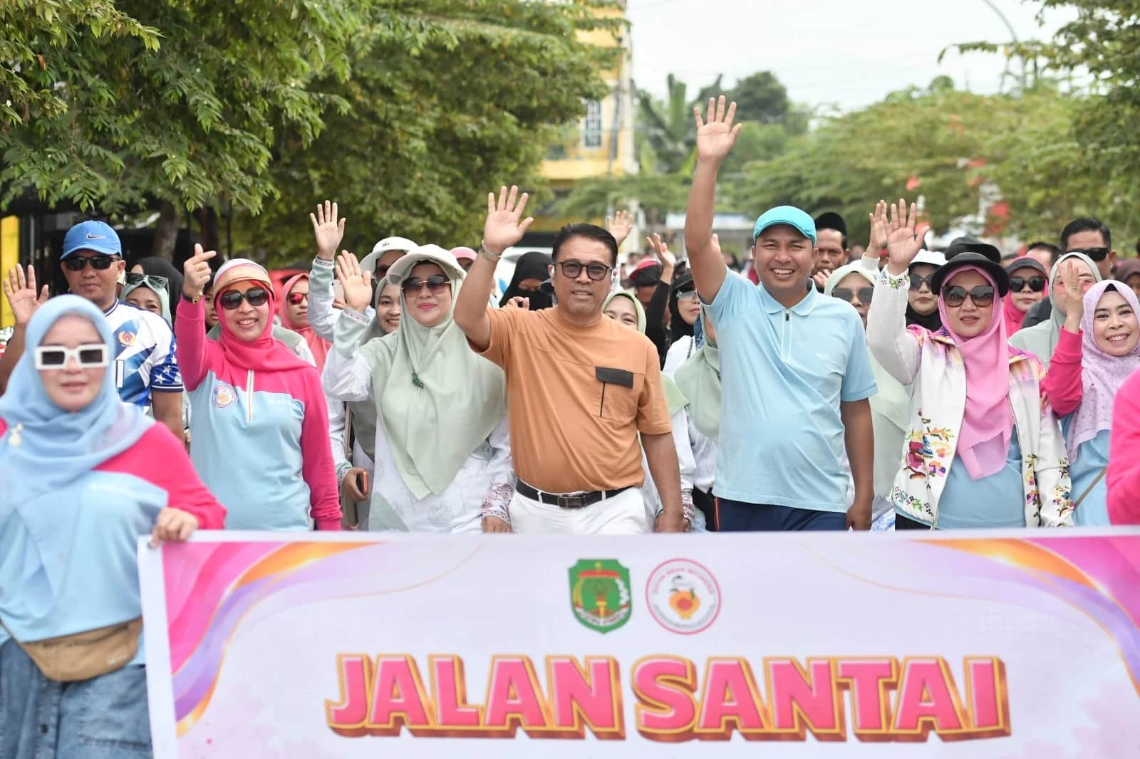 Andi Abdullah Rahim melepas peserta jalan sehat HUT IBI ke-75 di Luwu Utara