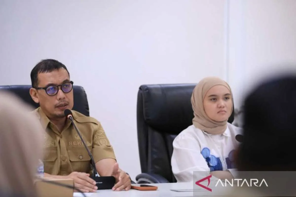 Sekda Makassar memimpin rapat digitalisasi retribusi sampah di Balai Kota