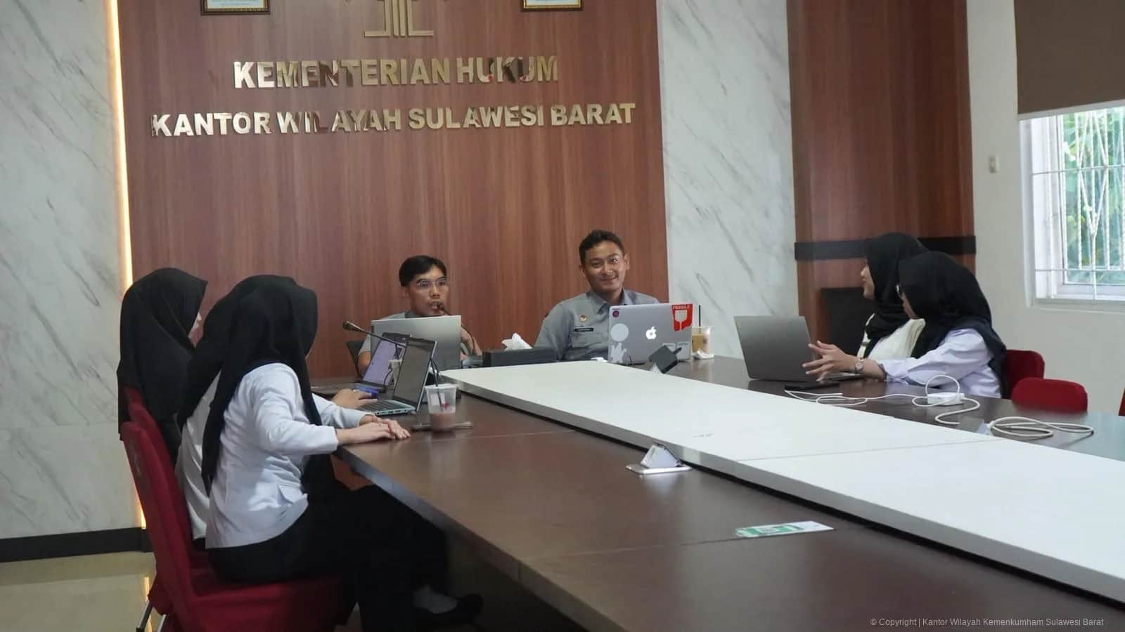Tim Kemenkum Sulawesi Barat membahas evaluasi Perda pengawasan ternak di Mamuju